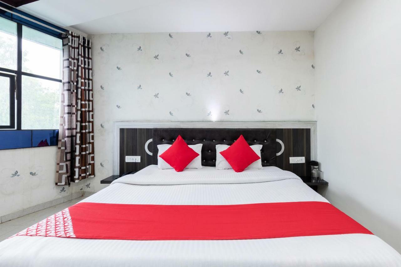 Oyo 45301 Hotel Om Palace Sāgar Kültér fotó