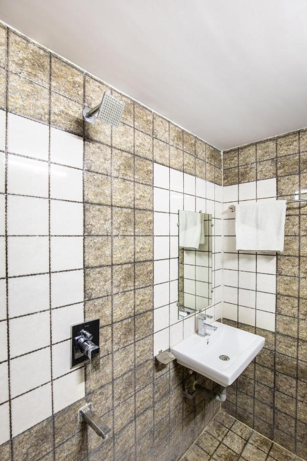 Oyo 45301 Hotel Om Palace Sāgar Kültér fotó